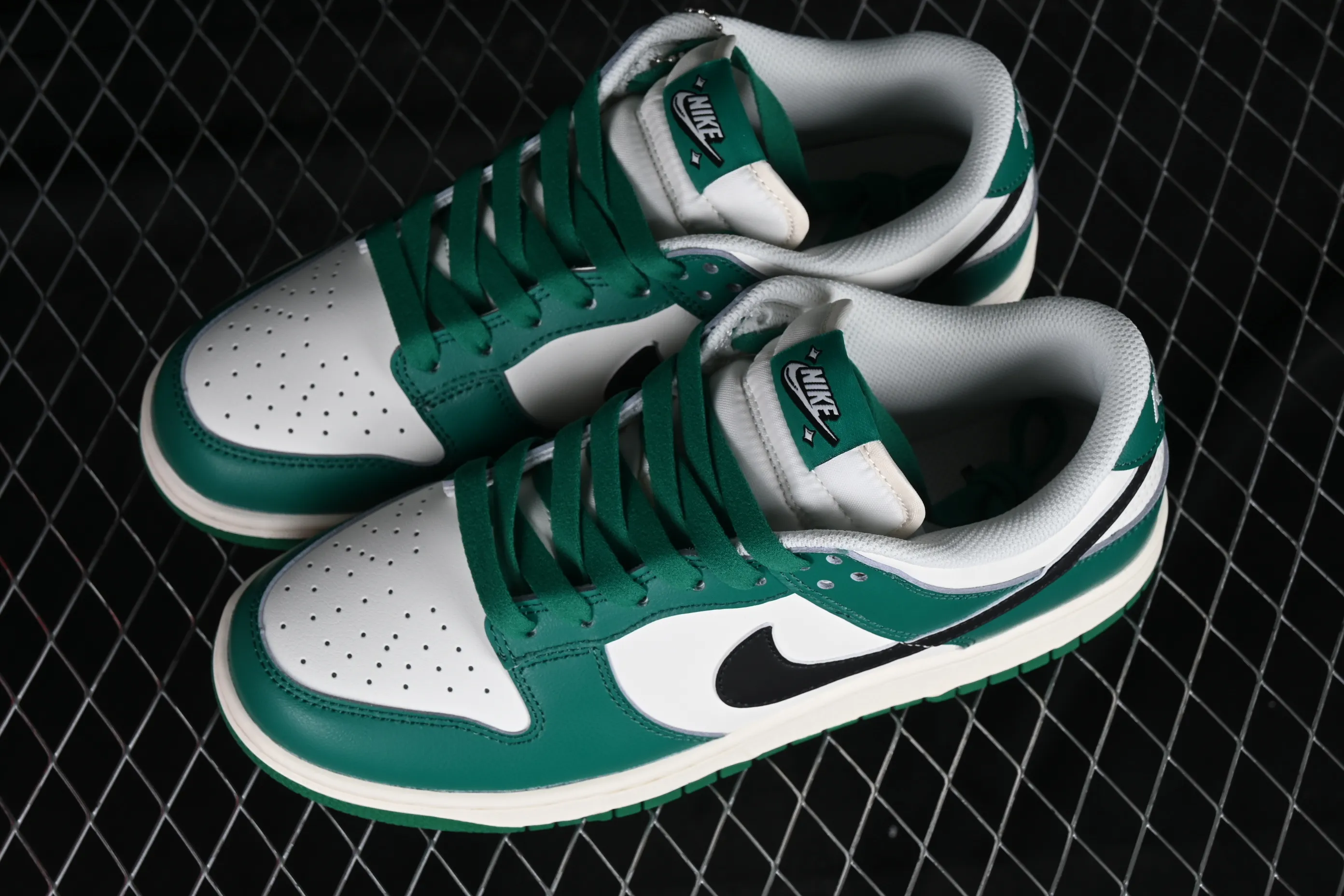 All Categories Nk SB Dunk Series Nk SB Dunk Low Low-top Sneakers Nk SB Dunk Low "Lottery" Heineken Color SB Smashed Backboard Fashion Casual Sneakers DR9654-100
